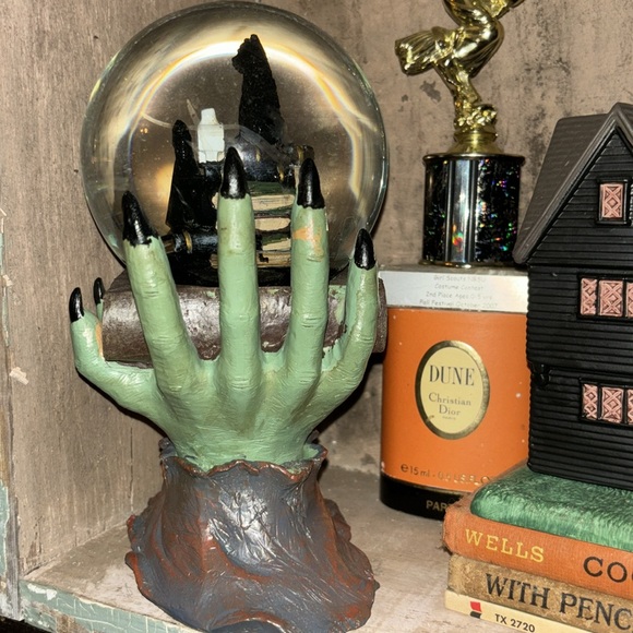 Halloween Green Witch Hands Black Cat Snowglobe Waterglobe Decor NEW 9" - Picture 5 of 7